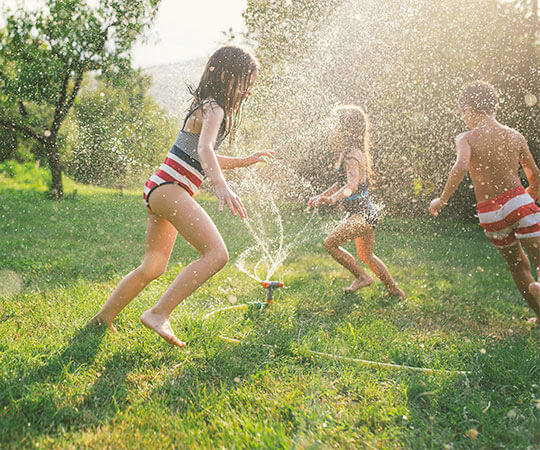6 ways being outdoors boosts kids’ development